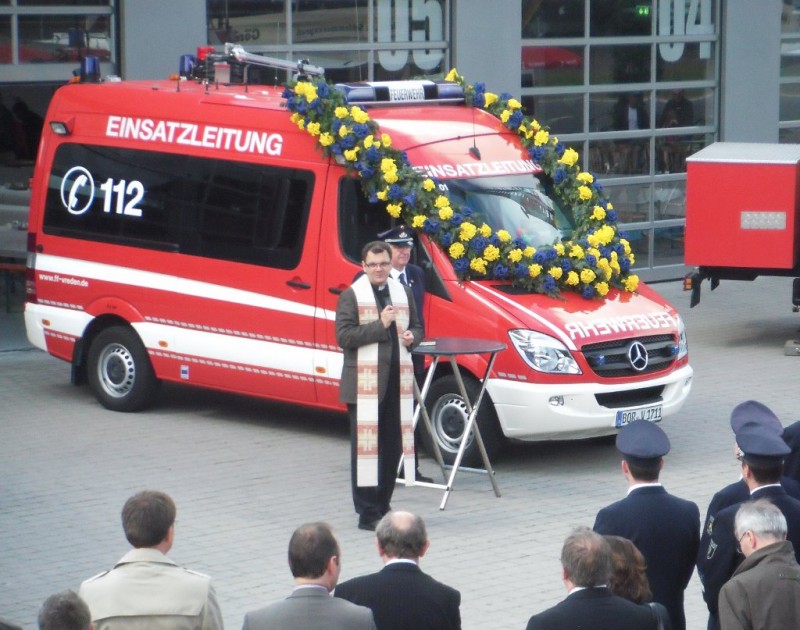 Dechant Wachtel bei der Einsegnung des neuen ELW